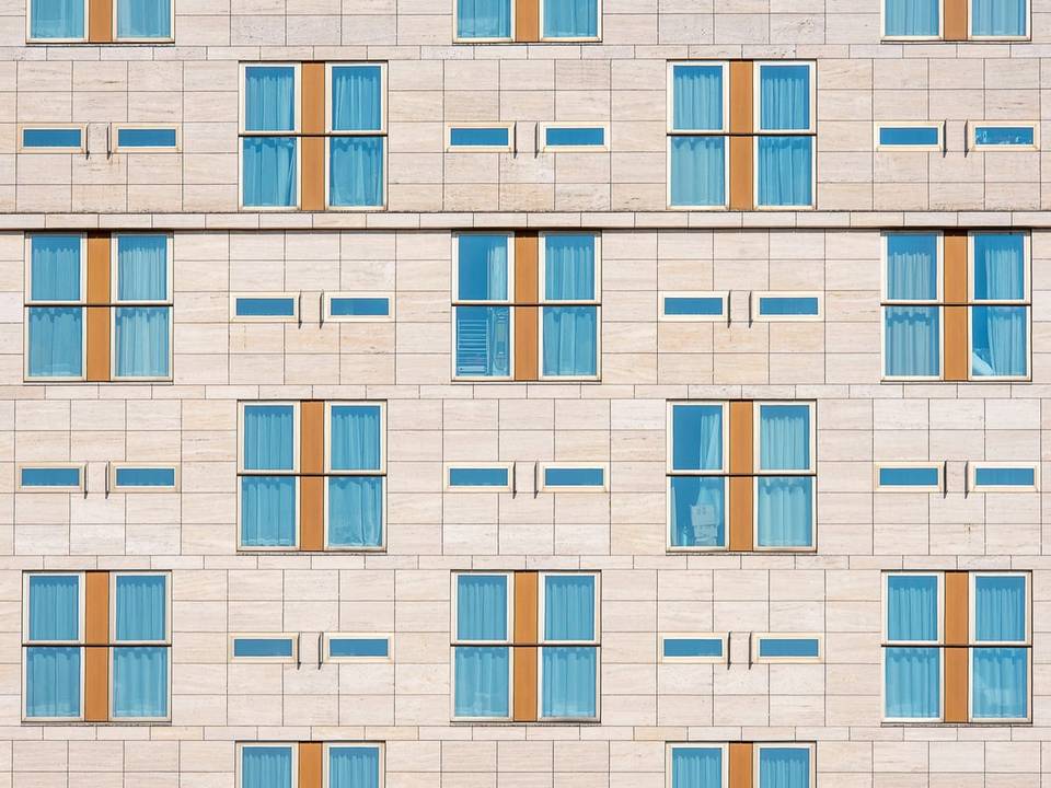 واجهة فندق حديث بنوافذ منتظمة