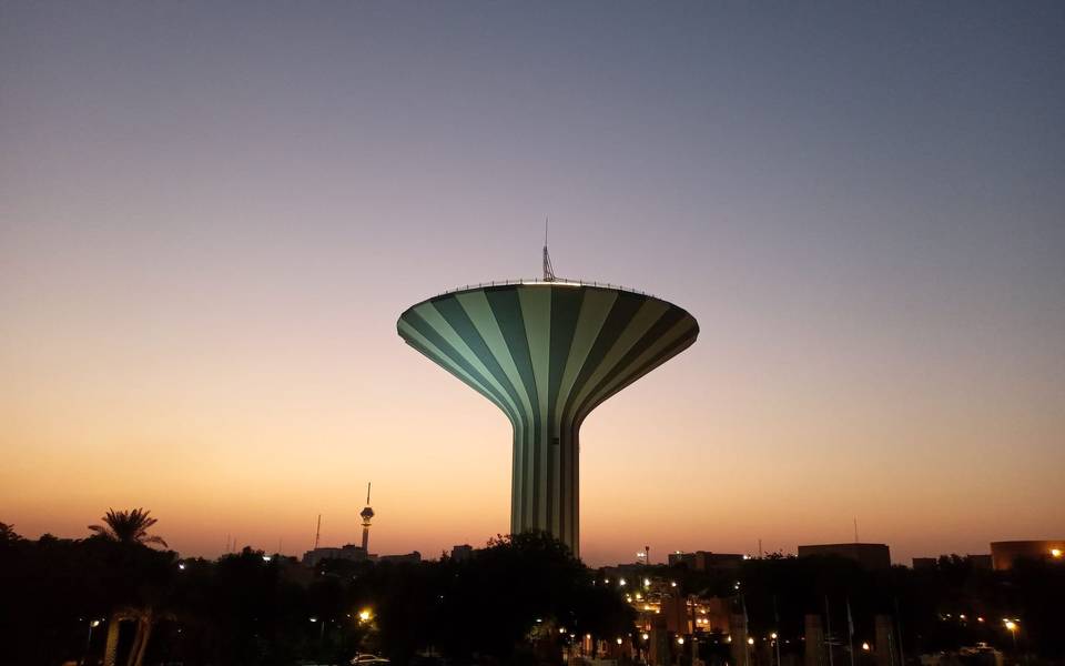 أبراج حديثة في أفق الرياض تحت سماء غائمة