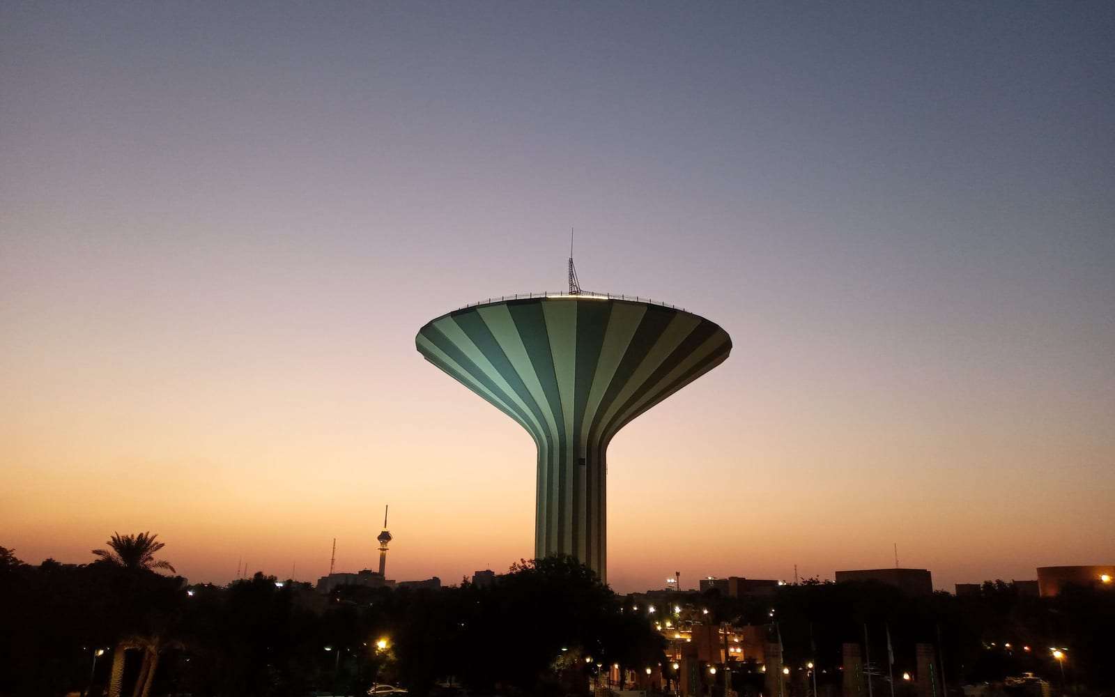 أبراج حديثة في أفق الرياض تحت سماء غائمة