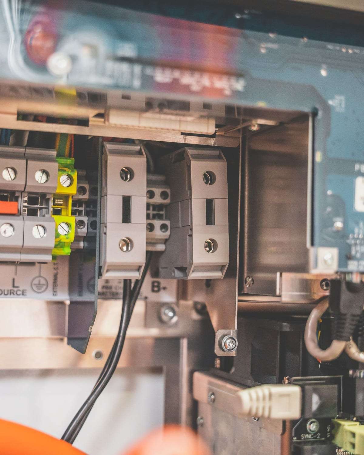 التوصيلات الداخلية لجهاز انفرتر وبطاريات بأطراف وقواطع